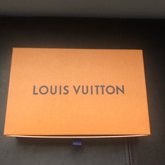 Authentic LV Sarah Wallet - Picture 1 of 8